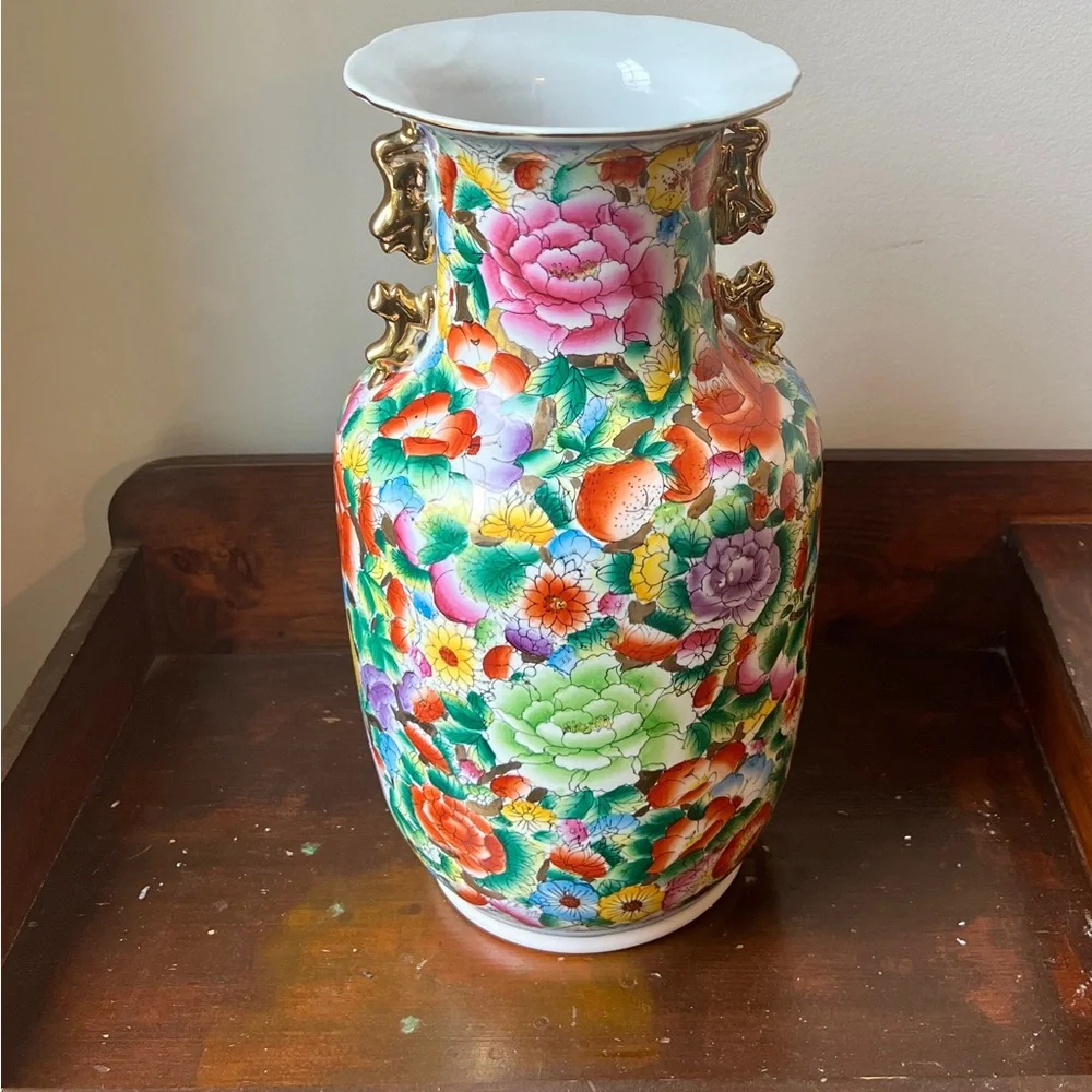 Chinese porcelain vase, Yuhuchunping (pear-shaped) vase, Mille Fleurs